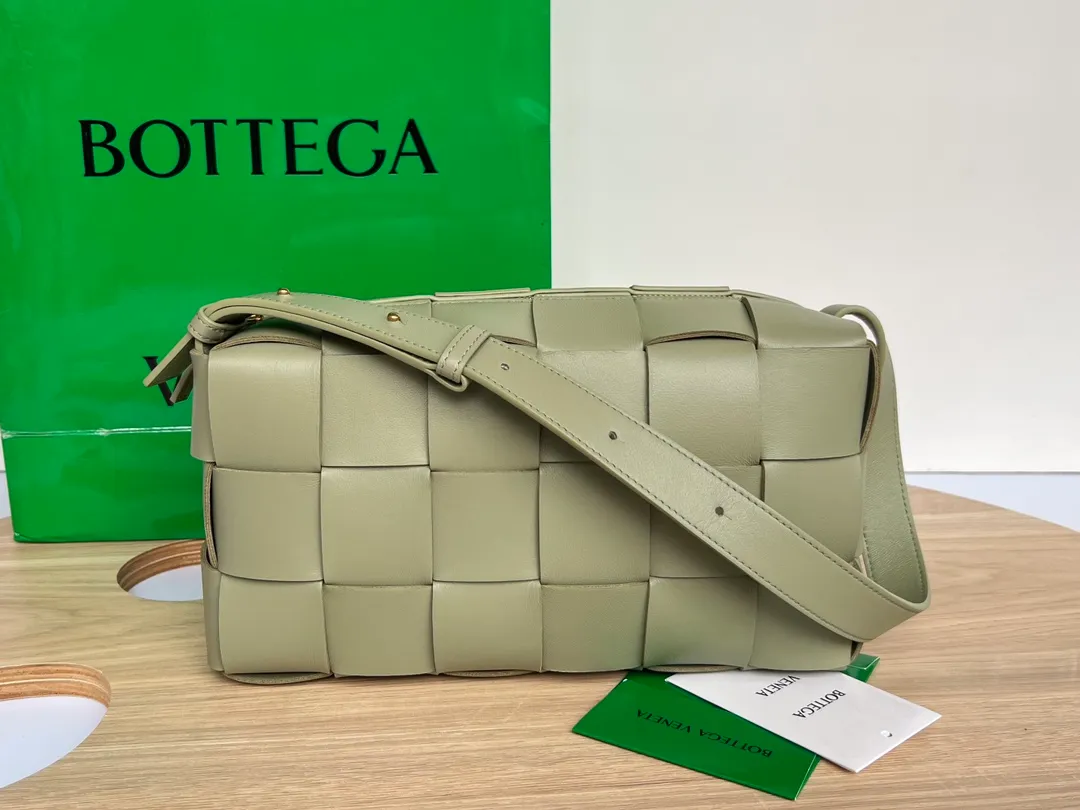 #B家 New model is coming! 709360 BRICK CASSETTE armpit bag, the traditional woven logo is instantly recognizable✅ Large grid weaving has always been fashionable, and the armpit bag is even more fashionable and foreign-style. Elegant big brick 🧱 Sheepskin material is light and comfortable, with a huge sense of capacity and space. Dark layer inside. Practical interior and fashionable appearance design. Durability and temperament coexist. Elegant big brick. Come and plant the same underarm bag from star Zhou Yutong! Dimensions: 28x14x10